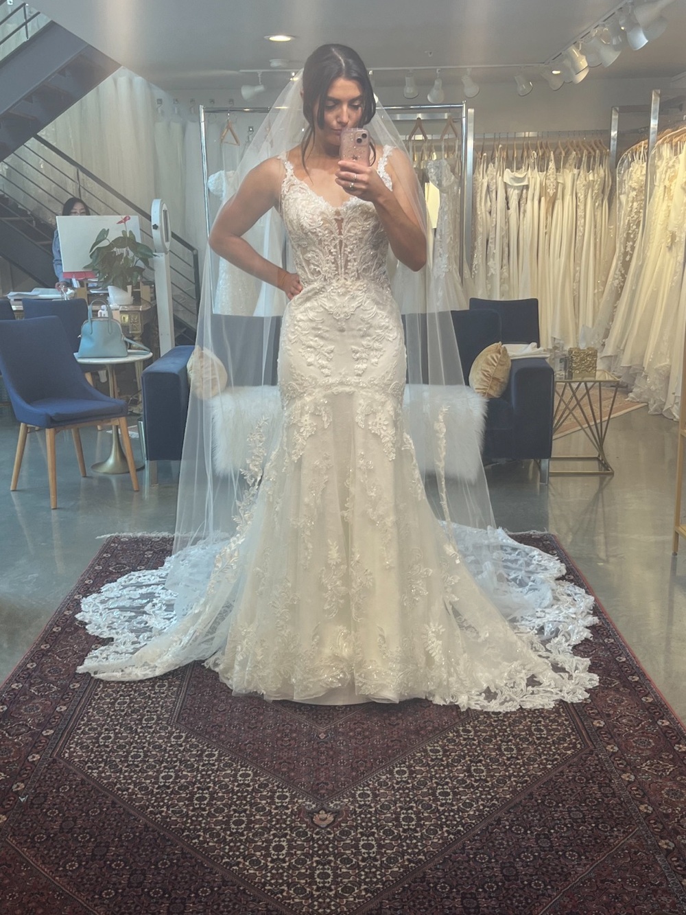 Elegant White Lace Bridal Gown with Long Train - Picture 4 of 7